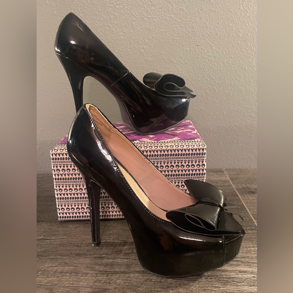 ☮️ Olsenboy size 9M Odaisy black patent platform open toe bow heels